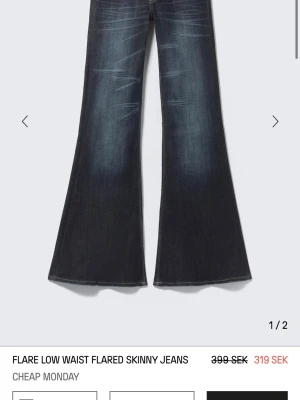 Mörkblå flared jeans Weekday  - Säljer ett par mörkblå flared jeans från Weekday  med låg midja och utsvängda ben. Jeansen är lite slitna längst ner på benet som man ser på andra bilden 