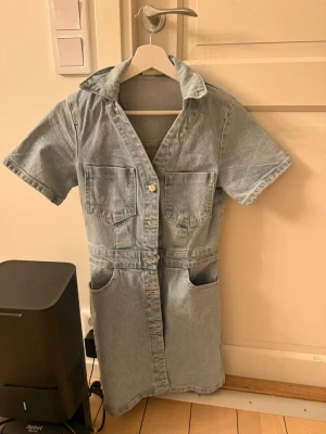 Jeansklänning från zara - Ljusblå jeansklänning från Zara, endast använd 1 gång 😊
