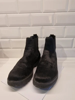 COOLA KÄNGOR KÖPTA PÅ OXFORD STREET I LONDON - Se gärna även mina övriga annonser.   Säljer dessa supercoola kängor som är som helt nya.  Köpte dem på Oxford Street i London för ca 2 350 kr svenska.   De är otroligt sköna. Storlek 43