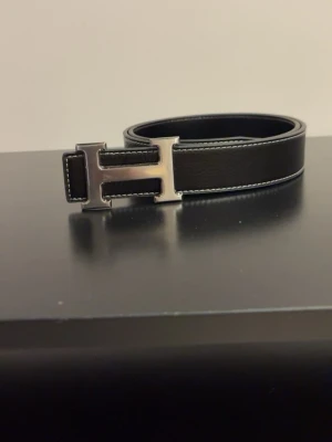 Bälte H - Helt nytt bälte kommer plastat och skyddat från repor. 110 längd 