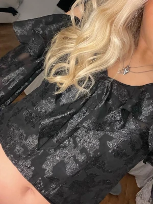 Svart topp - En snygg svart topp ifrån HM i storlek 40💕