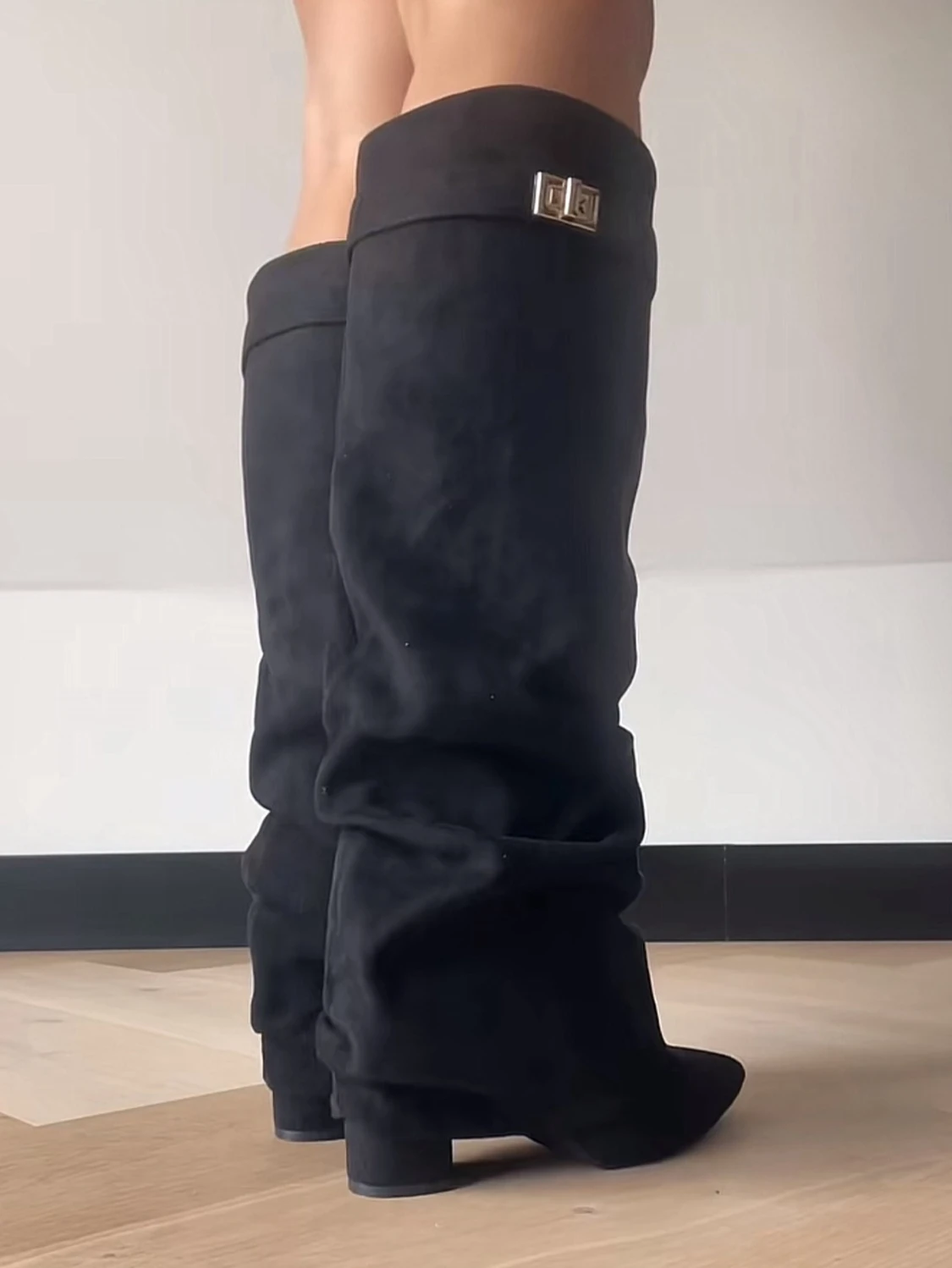 Svarta höga klack stövlar i mocka