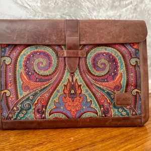 Exklusiv datorväska i läder - Snygg datorväska från Londo i äkta, stadigt läder och  paisleyinspireras kraftig textil i rött, blått, lila och turkost. Normal storlek för 13-14 tums dator. Perfekt för dig som vill ha lite mer exklusiv look till din laptop! 