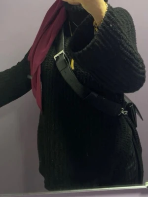 Svart stickad polotröja - Mysig svart stickad polotröja med grovstickat mönster och långa ärmar. Perfekt för lager-på-lager och passar till både jeans och kjol. Polokrage ger extra värme och stil.