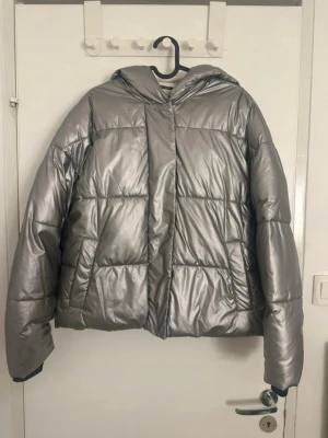 Vinter jacka - Super skön och varm vinterjacka men en cool färg. Använt fåtal gånger. Håller än varm bra. Kan finnas hundhår på. Lite små nopprig på svarta inne ärmen vid handen men går säkert att få bort.🤍