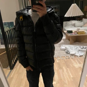 Parajumpers jacka  - Nu säljer jag min parajumpers jacka! Storlek ys/146-152, en perfekt jacka för vintern. Den är extremt tålig och håller sig varm i många minusgrader😃 nypris 5000kr säljer för 2499kr, den är 100% äkta🤗kontakta för mer frågor. Behöver få sålt nu!