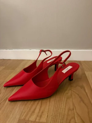 Röda klackar från Nelly  - Säljer dessa röda klackar från Nelly i storlek 38✨ aldrig använda 