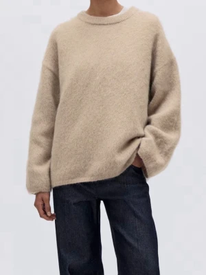 Slutsålt tröja nypris 900 - Mysig beige stickad tröja från H&M EDITION med rund hals och långärmad passform. Tröjan har en loose fit och är tillverkad i ett fluffigt material som känns extra skönt under kyliga dagar. 