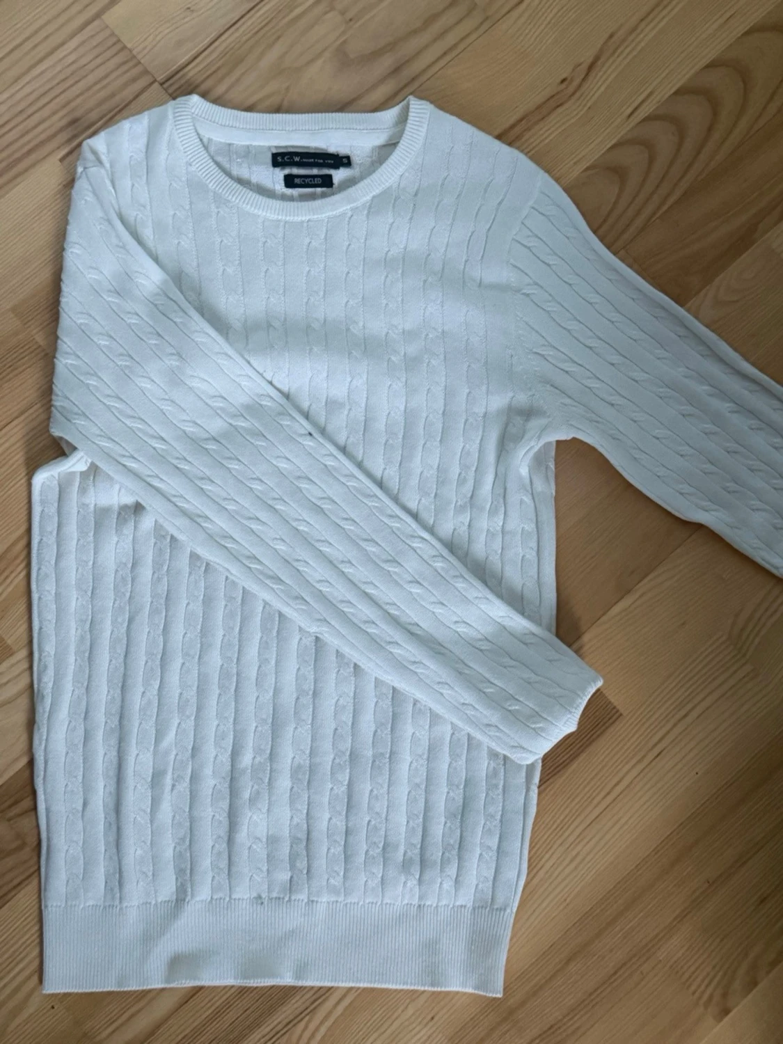 Vit ribbstickad sweatshirt