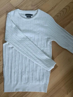Vit ribbstickad sweatshirt - Strlk S använd 1 gång passar ej mig 