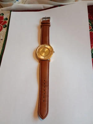 Klocka Giorgie nr 1083AC Guldaktig urverk 40 mm. - Mycket fin klocka Guldaktig urverk 40 mm med rem av märket Giorgie nr 1083AC. Inget slitage finnes. Dock behövs nytt batteri för att fungera.