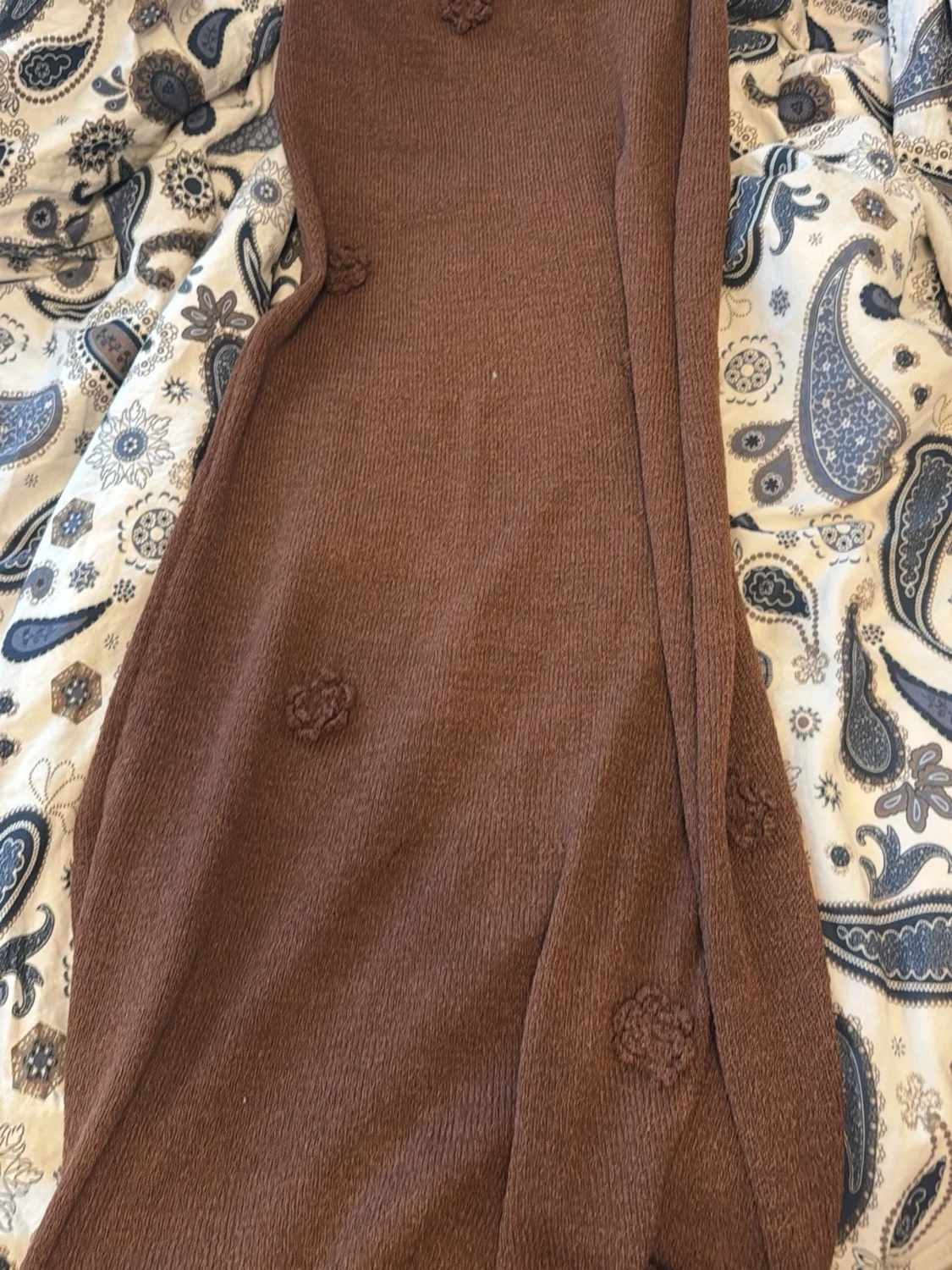 Brun stickad klänning  med blommor öppen rygg  - 1