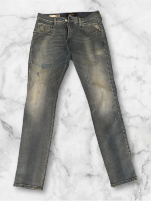 Replay Anbass Jeans - Replay jeans modell anbass ljus blåa med lite schyssta slitningar. Storleken är 28 men sitter lite bredare vid benen(inte likna tajta) Nyrpis runt 1200kr säljs för 600kr