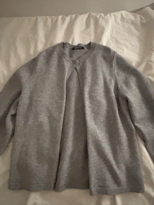 Grå kofta från Gina Tricot!🤍 - Grå kofta! Bra skick. Storlek M 🤍 Lite nopprig men det syns inte mycket. 