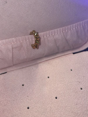 Edblad örhänge i guld - !!ETT ÖRHÄNGE!! ett fint trendigt örhänge i guld som är perfekt för dig som tappat bort ena eller endast vill ha en💞