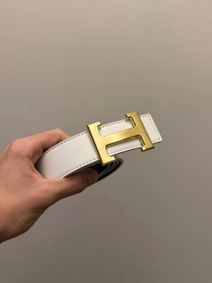 Vit-Guldigt Hermèsbälte - Tja, säljer detta snygga vit-guldiga hermèsbälte. Inga defekter och i nyskick. Hojta till vid frågor eller funderingar!