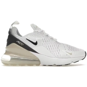 Nike Air Max 270 vita sneakers - Nike Air Max 270 sneakers i vitt med brun och beige detaljer. Ovandel i mesh för bra andningsförmåga, stor synlig Air-enhet i hälen och klassisk Nike Swoosh på sidorna. Skorna har snörning och en chunky sula som ger en sportig vibe, litdt hål längst fram annars jätte fina.