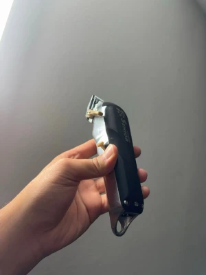 Wahl senior clipper - Klassisk hårtrimmer från Wahl med svart och silverfärgad design. Perfekt för att fixa frisyren hemma eller skapa skarpa linjer. Ergonomiskt handtag och robust metallkropp gör den enkel att använda. Passar både till detaljer och helklippning.