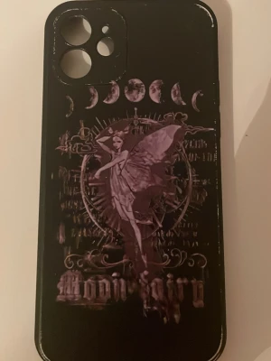 Telefon skal - Telefon skal från shein, det är för en iPhone 12! Lite av färgen har skrapats av från sidan men ändå  bra skick