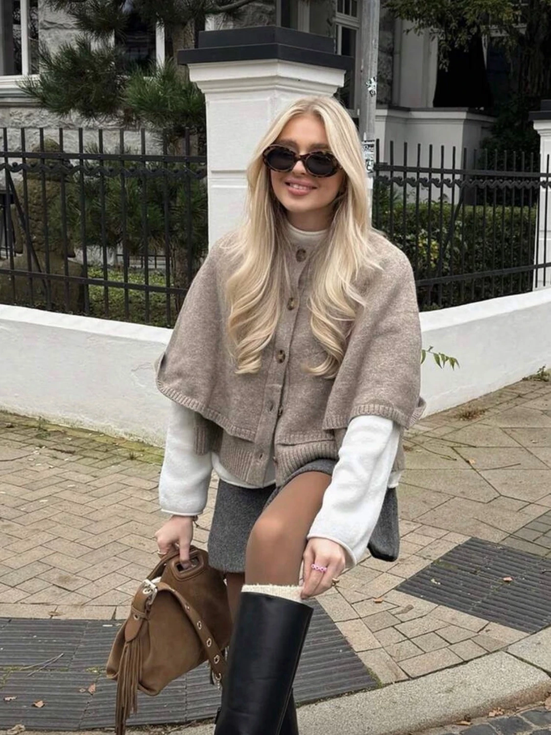 Beige stickad cape-kofta med knappar