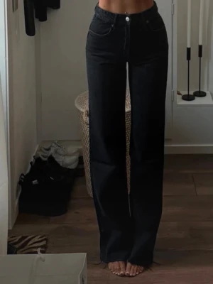 Svarta raka jeans med hög midja - Säljer ett par svarta jeans med raka ben. Jeansen har klassisk femficksdesign och stängs med knapp och dragkedja. Köpta på zara och är i ett väldigt bra skick. Som referens är jag 170. Pris kan alltid diskuteras. Passar både xs/s 34/36