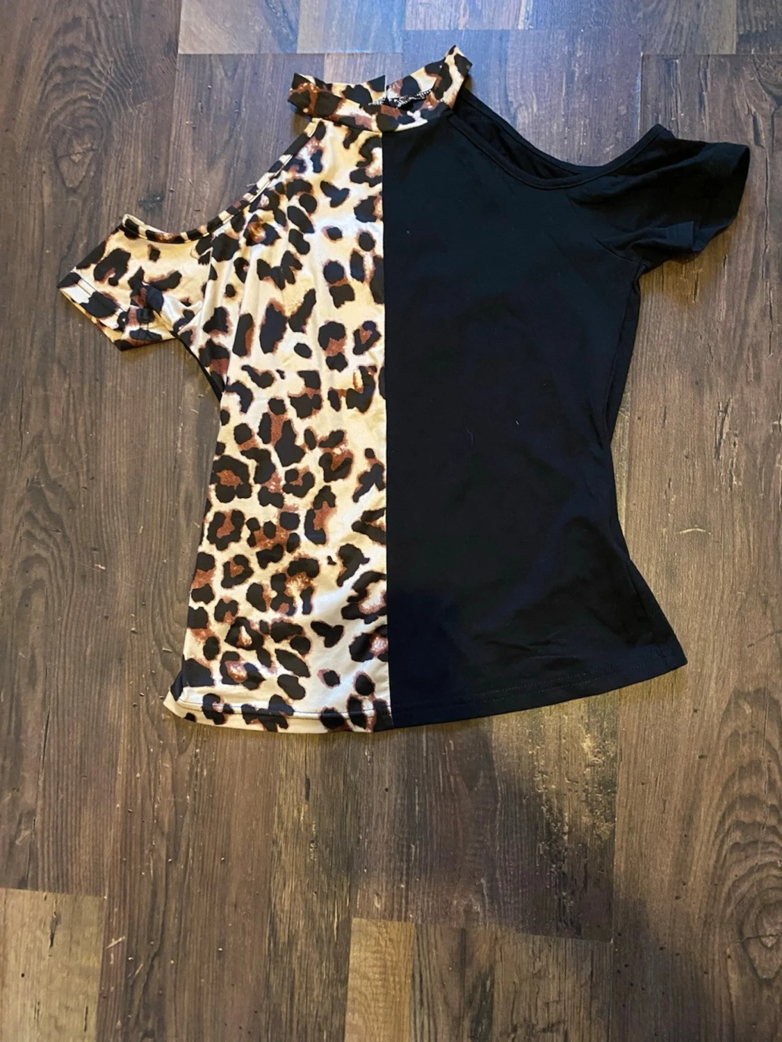 Cut-out shoulder linne