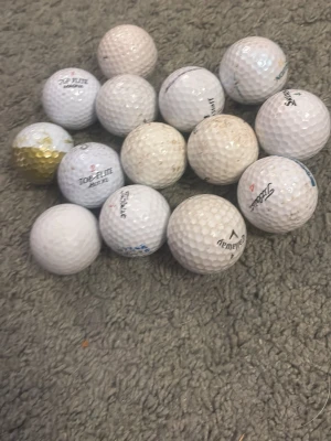 Samling golfbollar från olika märken - Säljer ett gäng golfbollar från flera olika märken som Callaway, Titleist, Top Flite, Srixon, TaylorMade och Wilson. Alla bollar är vita, någon har guldfärg på sig. Perfekt för dig som vill fylla på golfväskan med blandade bollar.