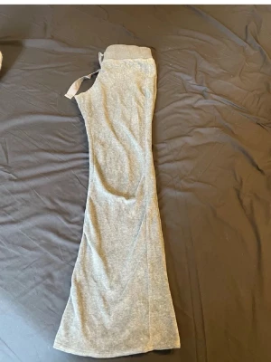 Hollister❤️ - Säljer ett par klassiska grå mjukisbyxor med resår i midjan och dragsko för skön passform. Lågmidjade och bootcut passar även s då dem är stretchiga. Passar upp till ca 1.62. Använd gärna köp nu❤️