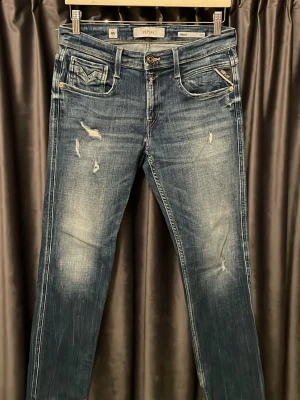Replay anbass aged 05 - Replay anbass aged 05 - skick 8,5/10, mycket bra skick! - storlek 29/34, men de är uppsydda till längd 30 - längd mått 94,5cm 📏- sjukligt snygga jeans med feta slitningar - hör av er vid frågor🙌