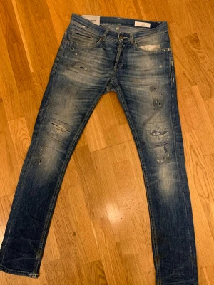 Dondup jeans - Säljer ett par otroligt feta fondue jeans i storlek 29 och detta par har nog dom snyggaste slitningarna jag sett, ny pris 4000kr säljer för endast 1499 men pris kan diskuteras vid snabb afför 