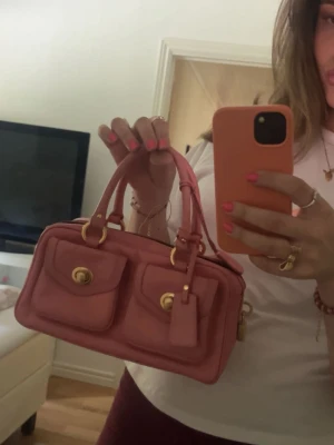 Rosa unik väska - Intressekoll på min snygga coola väska med gulddetaljer ✨💖I super skick