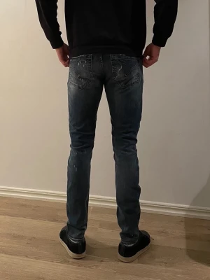 Blåa dondup jeans  - Snygga blå donup jeans med as snygg tvätt och slitningar som detaljer. Jeansen är helt nya och därav i asbra skick!  37cm midjemått, 78cm innerbenslängd, 22cm från grenen till midjan och 101 cm Ytterbenslängden