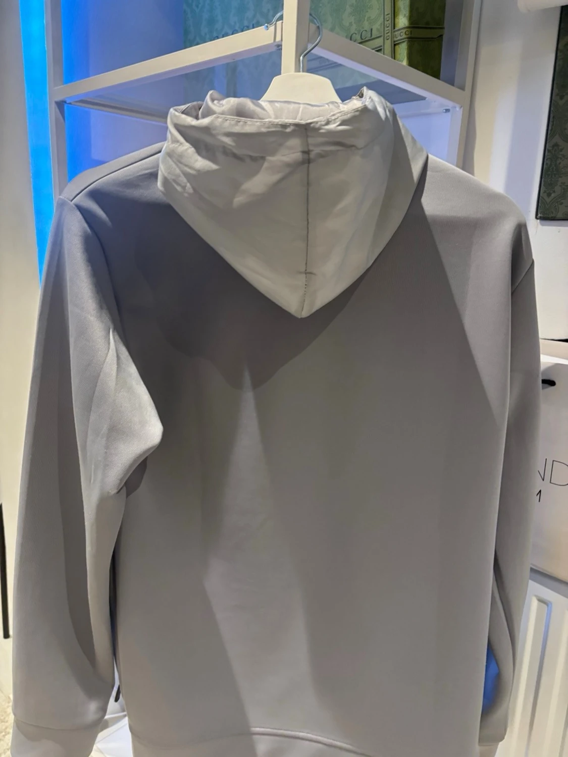 Grå vindjacka med huva från Prada - 2