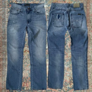 Nudie Jeans Slim Jim  - Schyssta Nudie jeans i modellen Slim Jim i mycket fint skick med snygga slitningar ✌️ Storlek 29/ 32 med en slim / regular fit. A: 37cm B: 102 cm. Skriv vid minsta lilla fråga eller fundering 🙌 