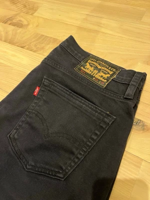 Levis 511 slim fit straight - Fina Levis 511 som min man vuxit ur. Fint skick! Lite stretch för maximal komfort. Levis skateboard med röd söm inuti om man viker upp kanten. Bild 3 o 4 är från hemsidan och mer svarta än dem jag säljer.