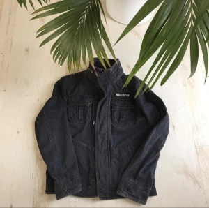 Hollister Overshirt (väldigt sällsynt) - Hollister jacka som passar perfekt för hösten men även vintern för dens tjocklek. Storlek S men kan även passa M i vissa fall. Skriv gärna om du har frågor🙏🏼