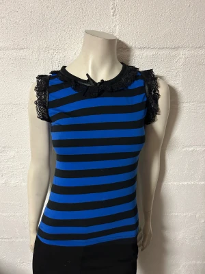 Topp med spets från Poizen stl S/M - Helt ny topp med spets. Från Poizen. Storlek M/L