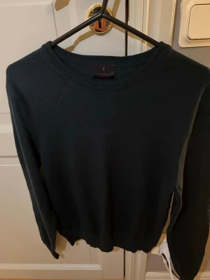 Tröja La Chemise  - Tjena, säljer denna snygga mörkgröna tröjan från La Chemise. Den är stickad. Storlek S men passar mer som Xs. Bra skick. Kan sänka pris vid snabb affär