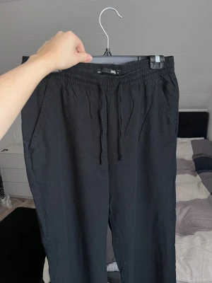 Svarta linnebyxor från Lager157, storlek S - Säljer ett par svarta linnebyxor från Lager157.  De har sidofickor och är tillverkade i ett mjukt material. Sparsamt använda 💜 Önskar du veta exakta mått? Tveka inte att höra av dig!