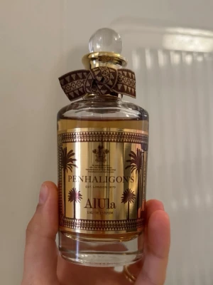 Penhaligon’s alula parfym  - Jag säljer Penhaligon’s Alula i 100 ml. Parfymen är helt ny och oanvänd, och har förvarats mörkt och tryggt i skåp, tester utan box, flaskan är i perfekt skick. Doften är unik och utstrålar karaktär. 