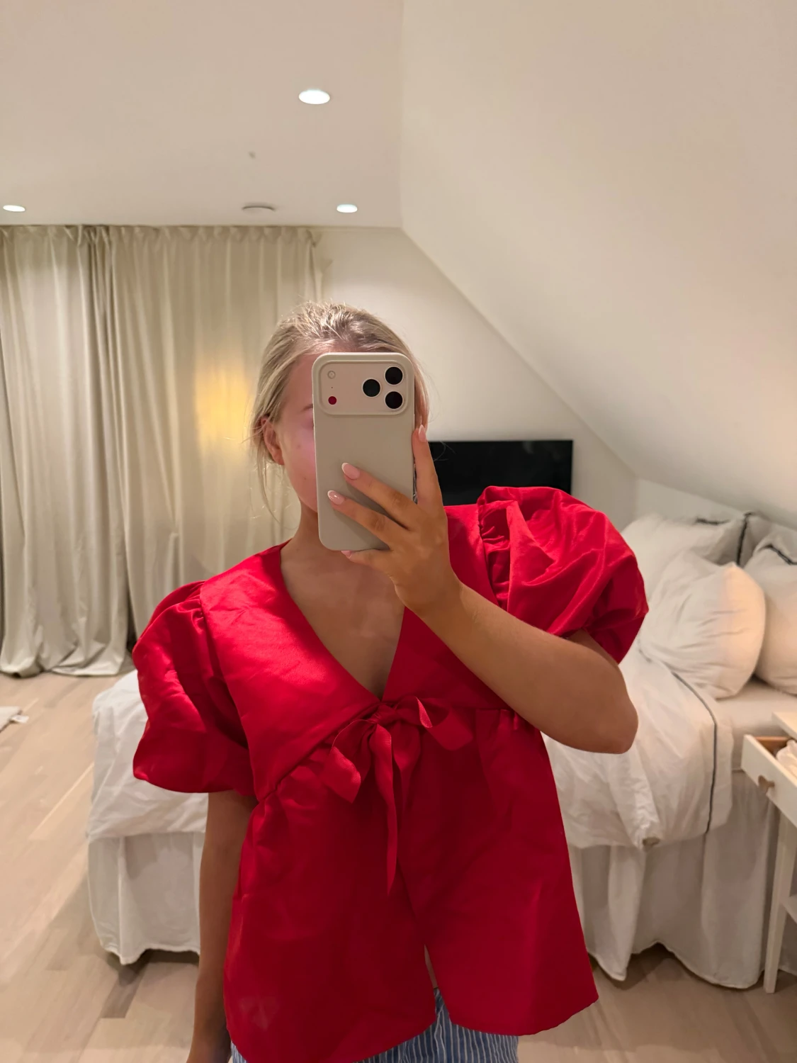 Röd blus med rosett och puffärmar