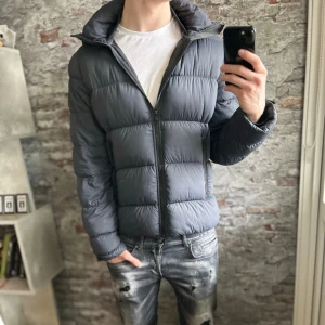 J.lindeberg Jacka - Mycket fint skick, inga defekter(skrynklig bara). Storlek S passar dig som är mellan 175-185cm ungefär. Nypris ca 4000kr. Modellen är 185 cm, 79 kg. Barry stretch nylon.  Passar bra nu till vintern. Skriv för mer information!🤝