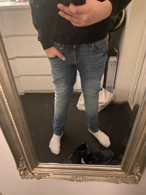  Säljer ett par Dressmann, jeans slim  fit  -  Säljer ett par Dressman jeans slim fit som är riktigt snygga till vintern. Om du vill vara snygg i vinter så ska du köpa de här jag säljer för 120. storlek 29/30 
