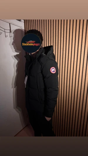  Canada Goose jacka  - Säljer en svart pufferjacka från Canada Goose i storlek M. Pälsen medföljer  Aldrig använd skriv vid minsta fundering✅