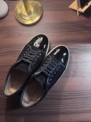 Säljer nu dessa schyssta Lanvin cap toes i den nya modellen. Extremt schyssta och bra glans! Storlek 43 eller uk9. Ingenting förutom skorna medföljer. Skulle kunna skicka med ett par orginal lanvin skosnören om en snabb deal utförs.