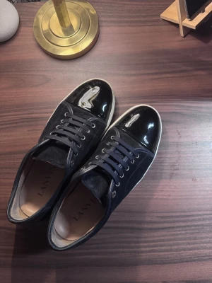 Lanvin - Säljer nu dessa schyssta Lanvin cap toes i den nya modellen. Extremt schyssta och bra glans! Storlek 43 eller uk9. Ingenting förutom skorna medföljer. Skulle kunna skicka med ett par orginal lanvin skosnören om en snabb deal utförs.