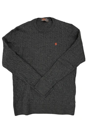 Mörkgrå stickad tröja Morris - Mörkgrå stickad tröja från Morris med kabelstickat mönster och rund hals. På bröstet finns en liten röd broderad logga. Tröjan har långa ärmar och ribbade muddar vid ärmslut och nederkant. Perfekt för dig som gillar klassisk stil med en twist.