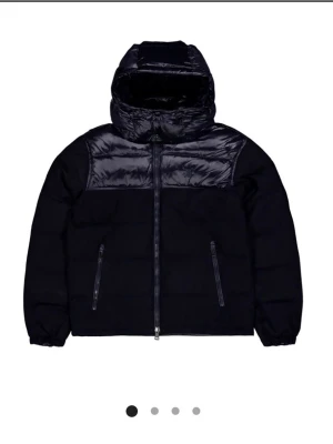 Svart pufferjacka av Ralph Laurent intresse koll - Intresse koll på denna jacka. Är du intresserad så är det bara att skriva 