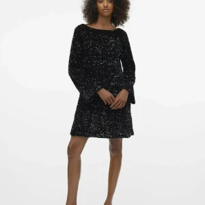 Svart nyårs klänning  - Säljer min svarta nyårs klänning med en rosett bak på ryggen, kom med prisförslag för bättre pris💕