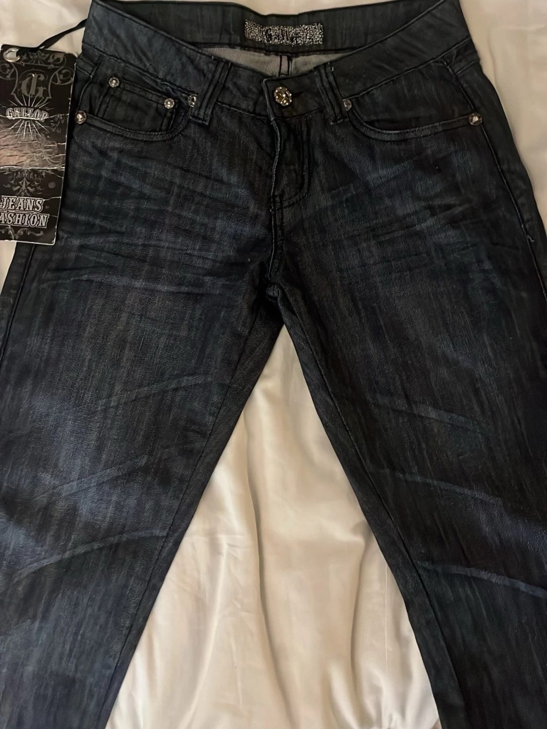 Lågmidjade bootcut jeans med detaljer på båda fickorna  - 3